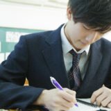 模試を勉強する生徒