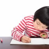 勉強する子供